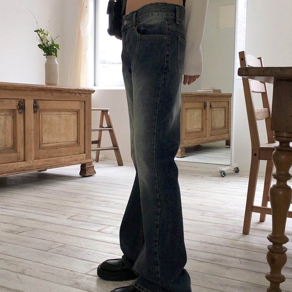 ローライズスリットカット入りブーツカットデニムパンツ
