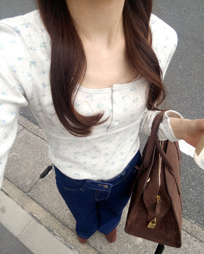 フラワーディテールボタンTシャツ