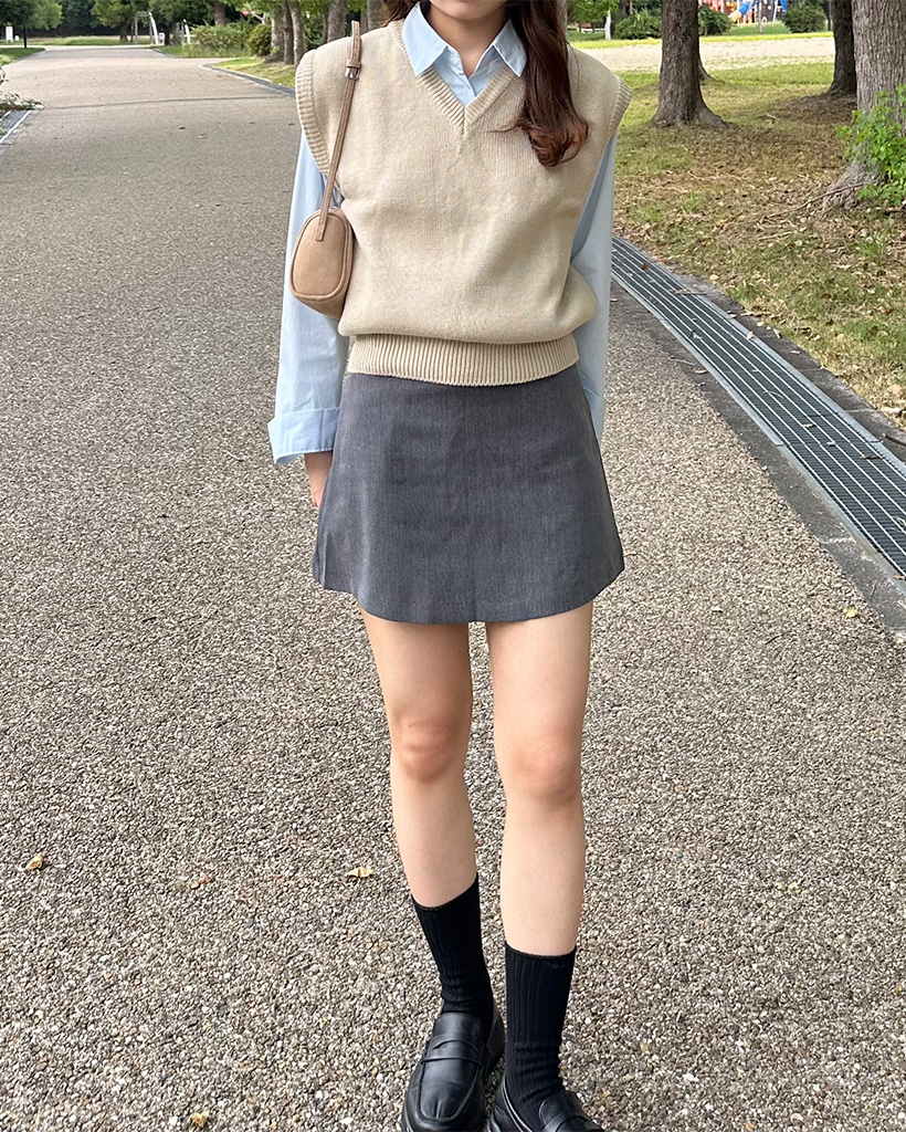 Vネックリブヘムセミクロップドニットベスト | ファッション通販