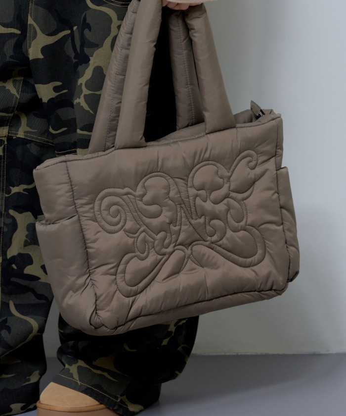 CUDDLE PADDED SHOULDER BAG (BROWN)_F24ZE913 | ファッション