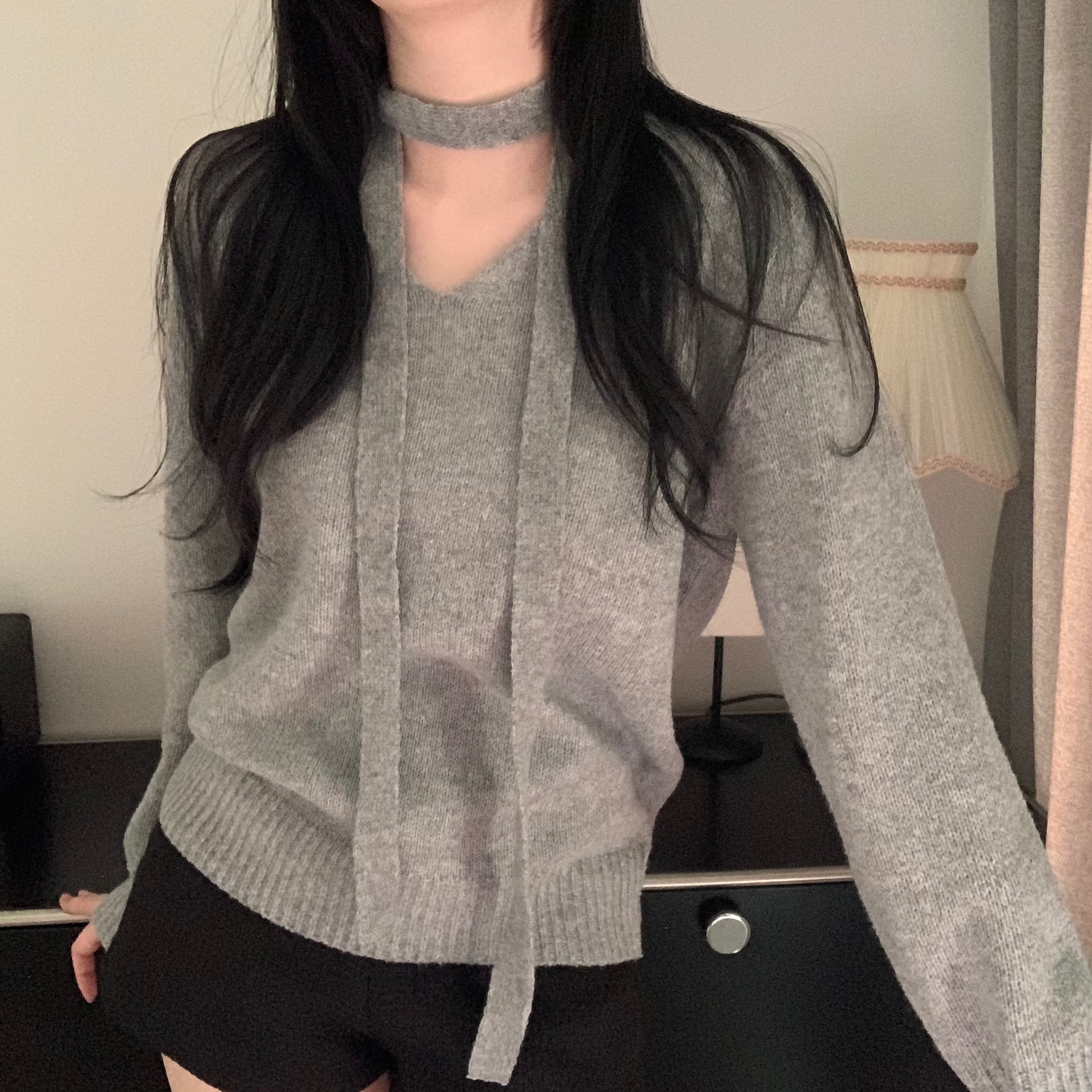 ステッチマフラーVネックニット