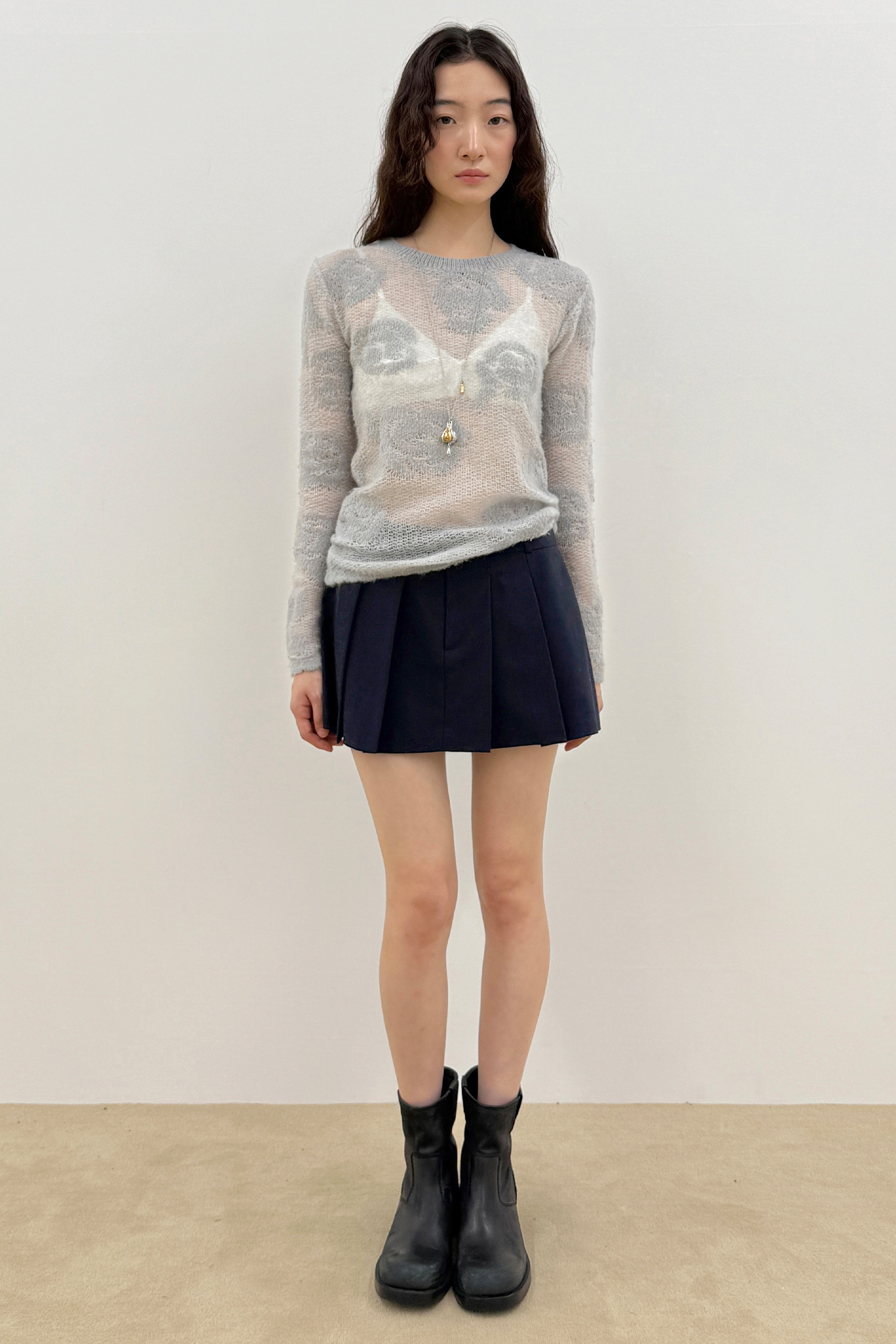 [K-POPアイドル着用] Rose Artwork Long Sleeve Knit (Grey)