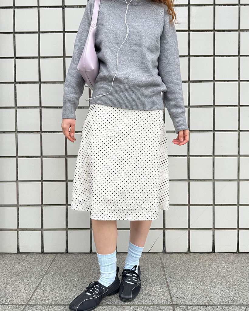 サテンドットミディスカート