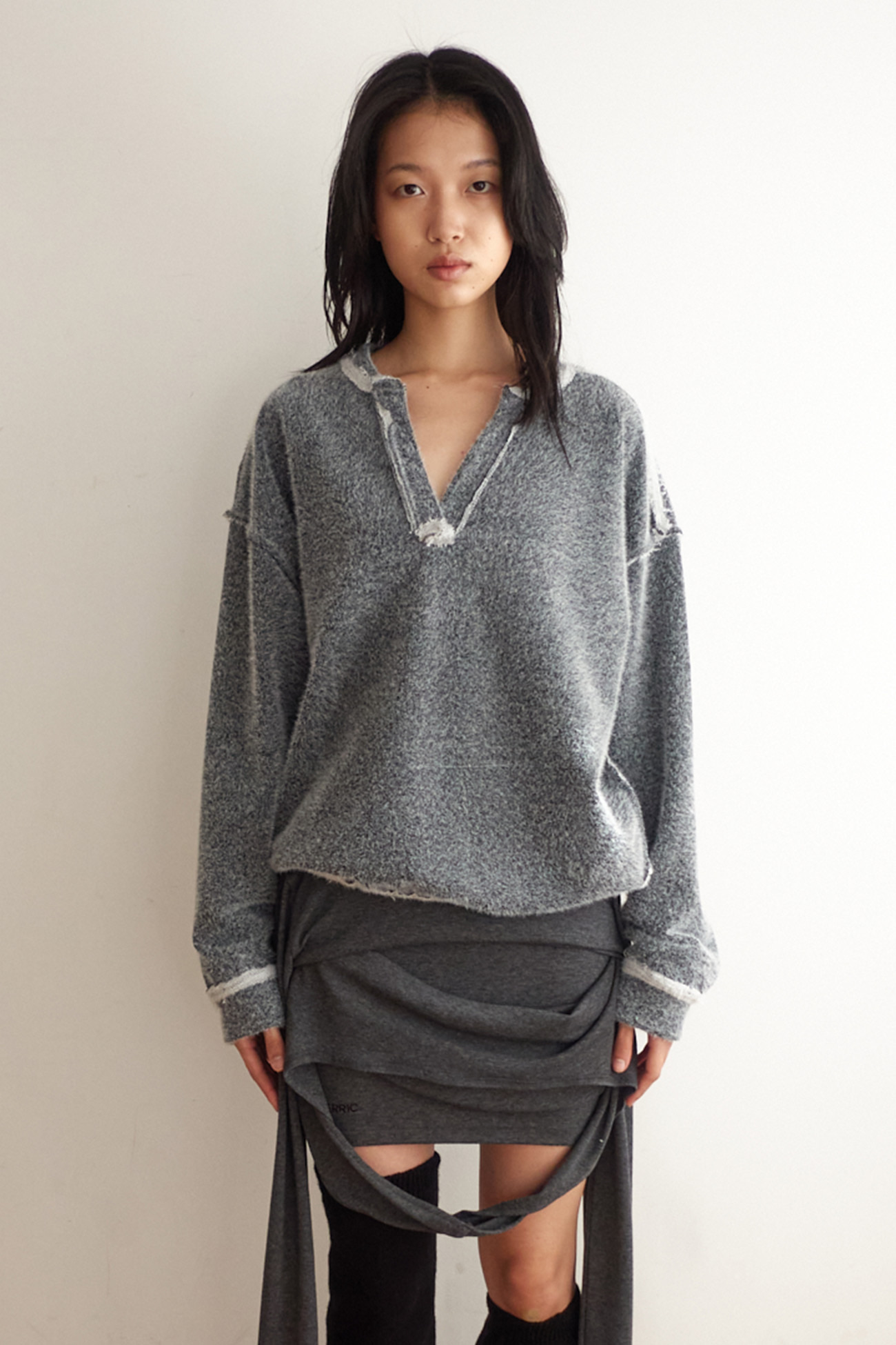 FURRY V-NECK SWEATSHIRT / CHARCOAL