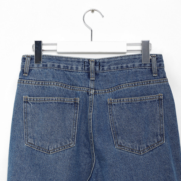 ぎゅな☺︎ページ ジーンズのラインナップを公開。 トレンドシルエットから定番