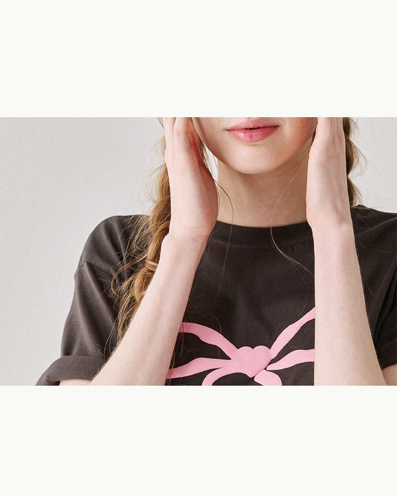 EMBO HEART RIBBON BASIC FIT T SHIRT CHARCOAL PINK
