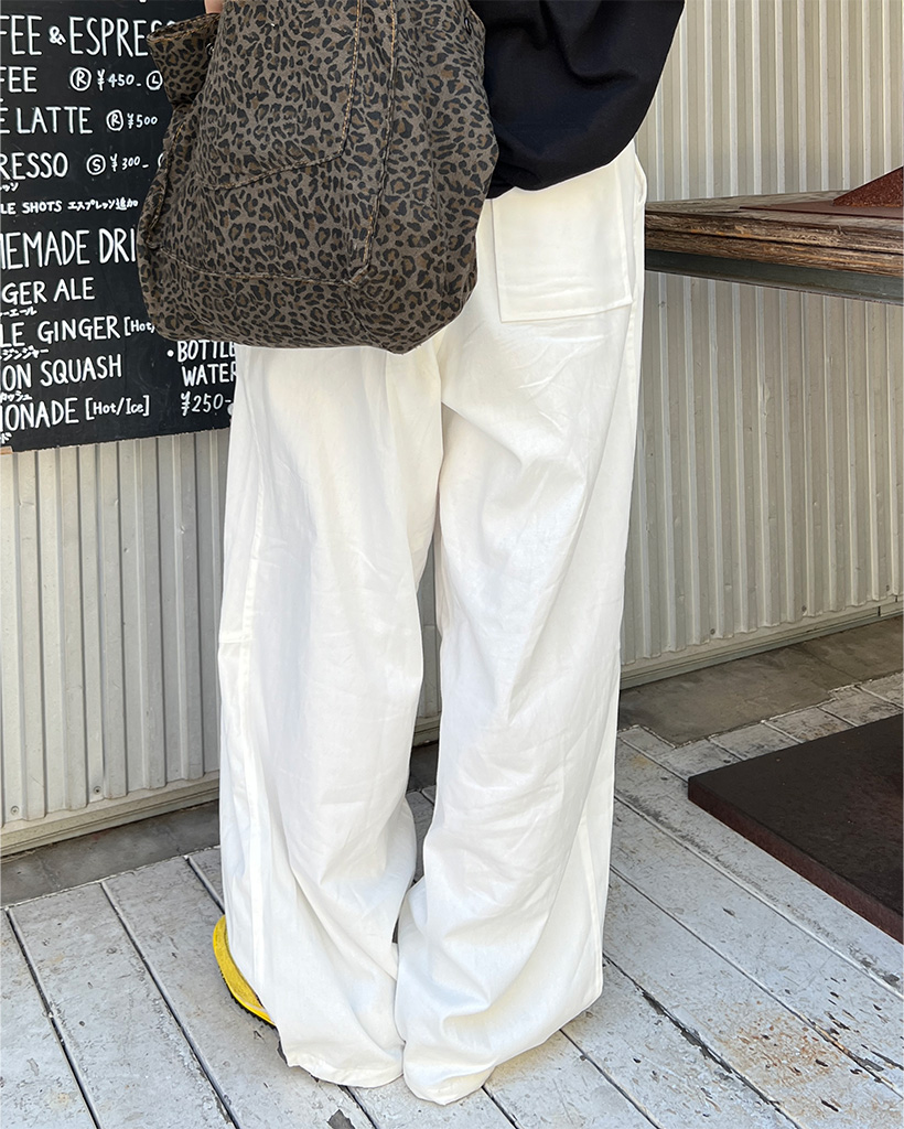 キーループ付きコットンツータックワイドパンツ | ファッション