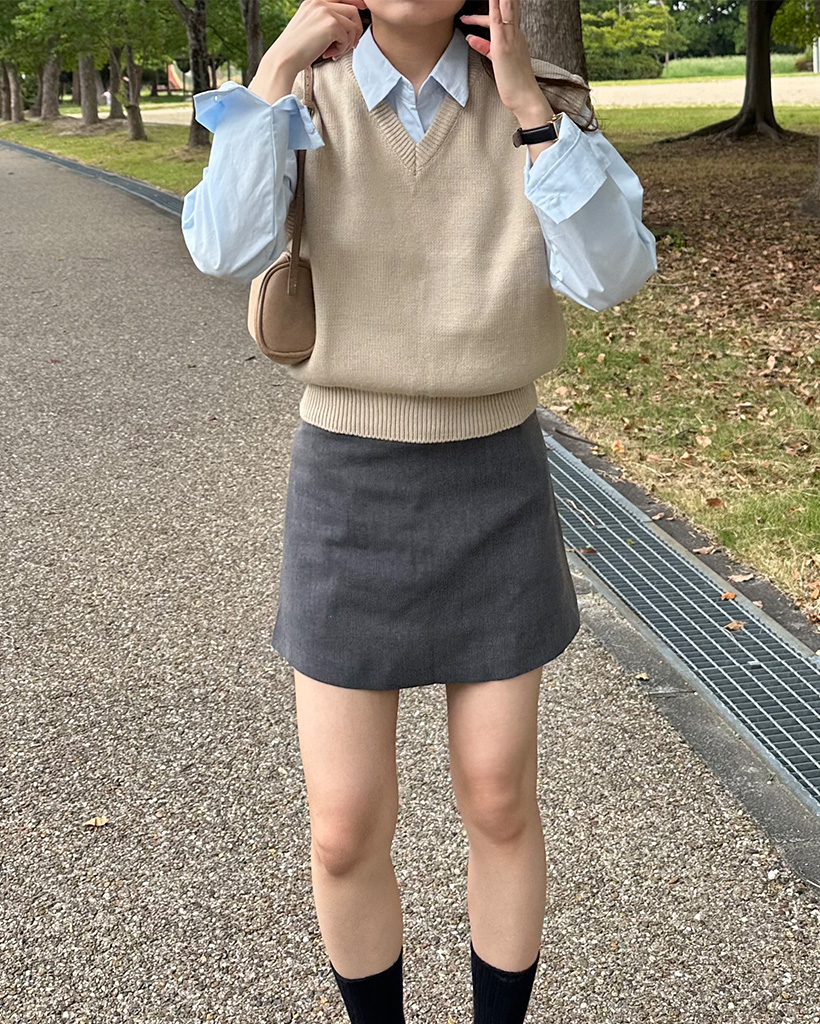 Vネックリブヘムセミクロップドニットベスト | ファッション通販