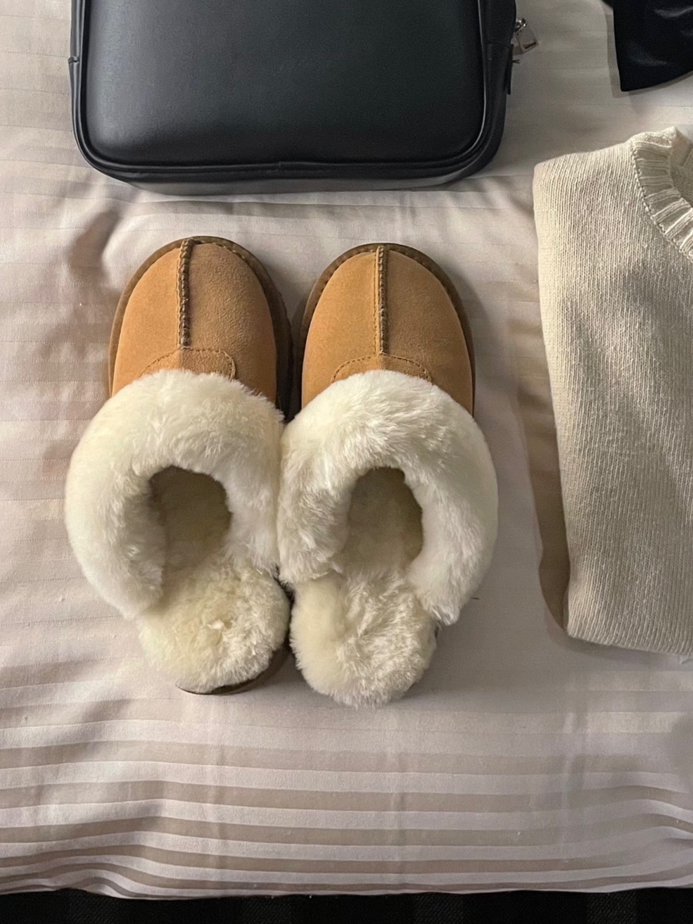 セール!【 UGG 】可愛いリボン&ポンポン付きスリッパ セール!【 UGG 】可愛いリボン&ポンポン付きスリッパ