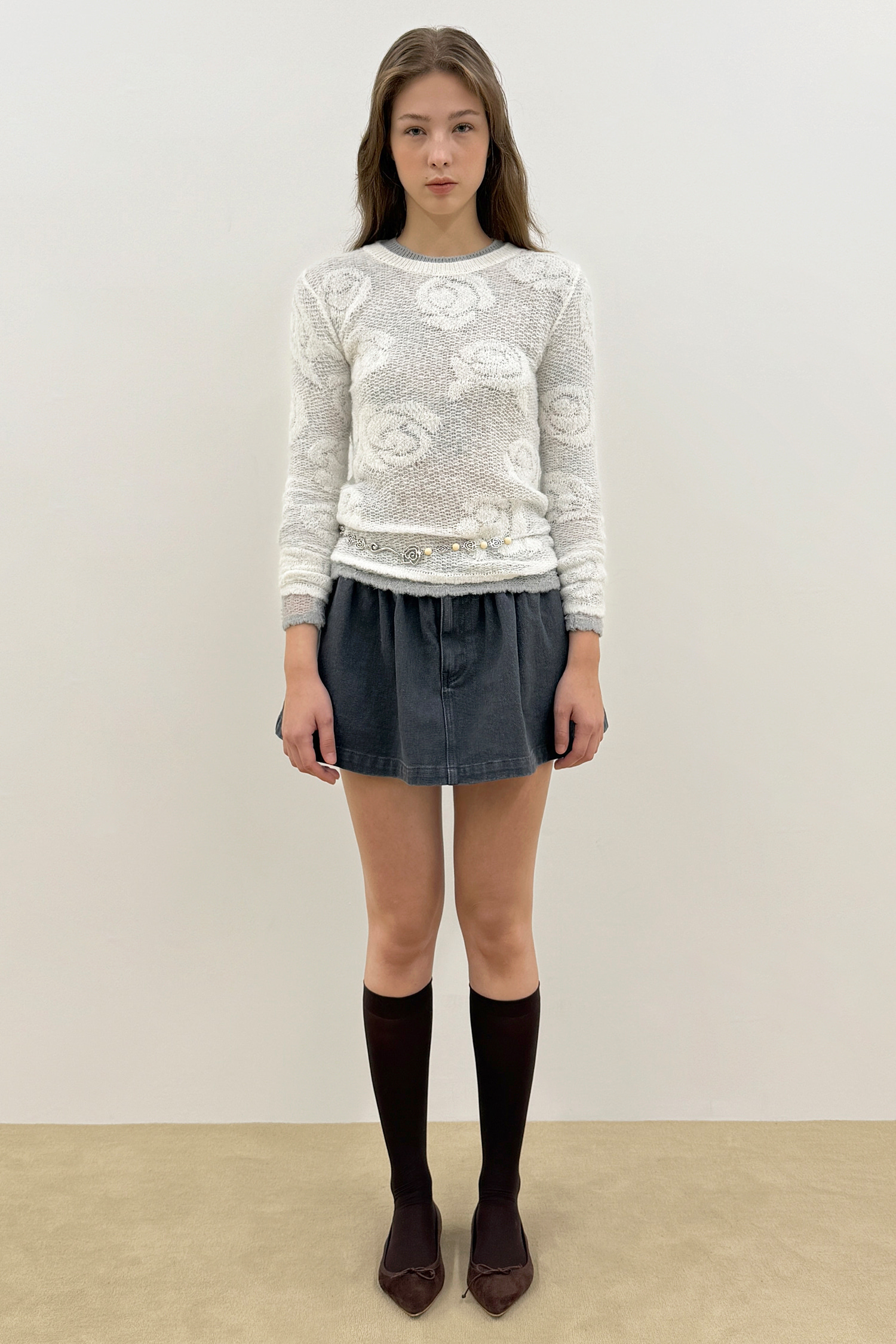 [K-POPアイドル着用] Rose Artwork Long Sleeve Knit (Ivory)