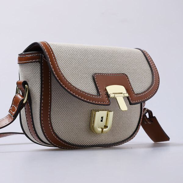 ベージュ色、手頃なバック、金色のアクセントがポイント ゴールドバックルポイントクロスバッグ | ファッション通販