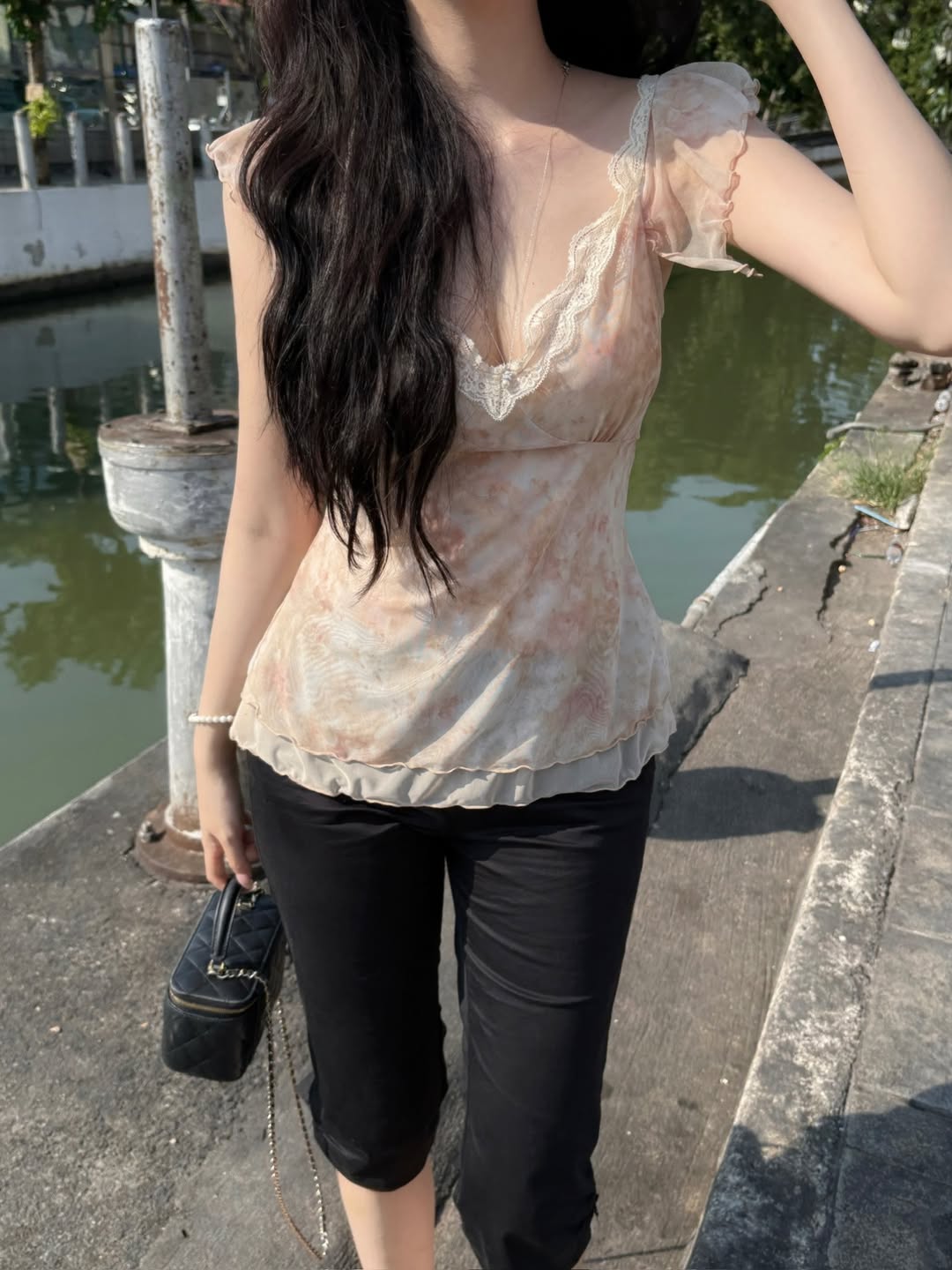 Rosy Ribbon Slit Capri Pants_Black