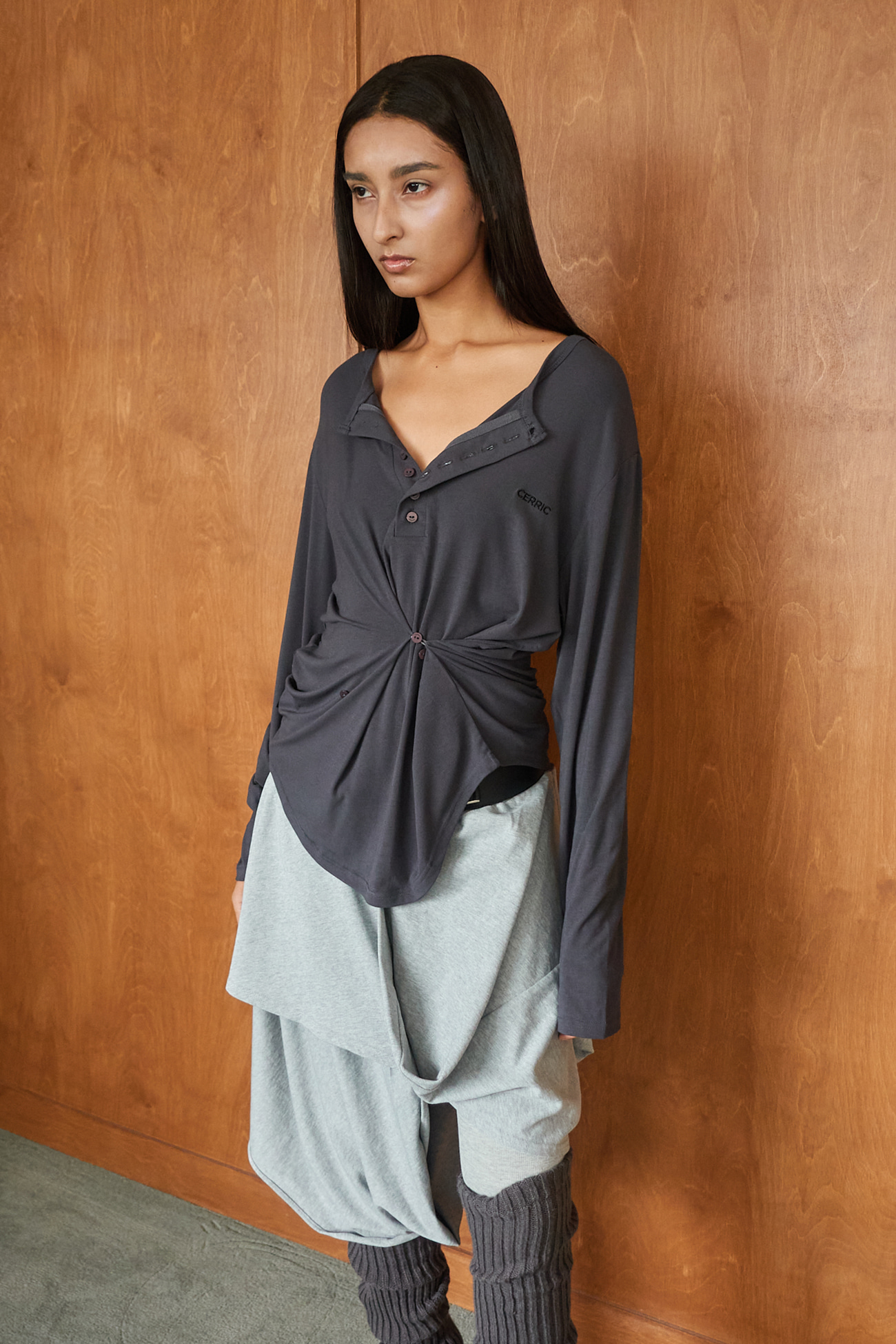 BUTTON HENLEY NECK TOP / CHARCOAL