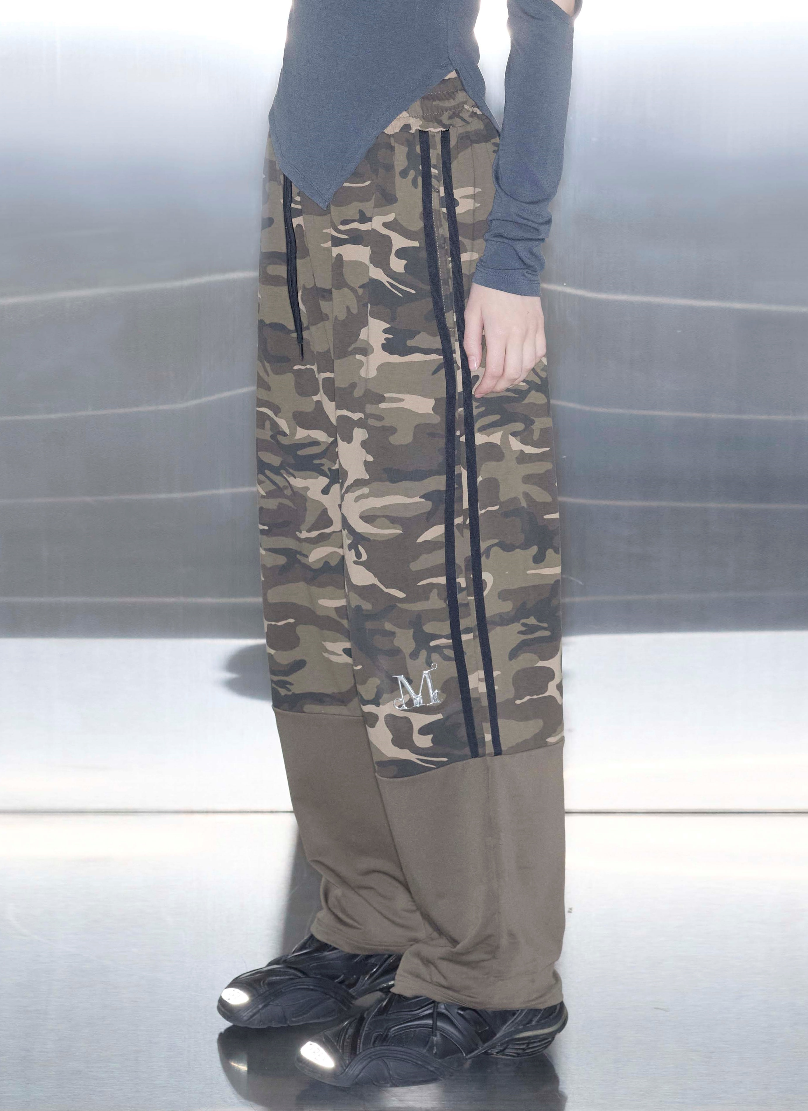 MOVE SET-UP METAL LOGO CAMO WIDE BANDING PANTS