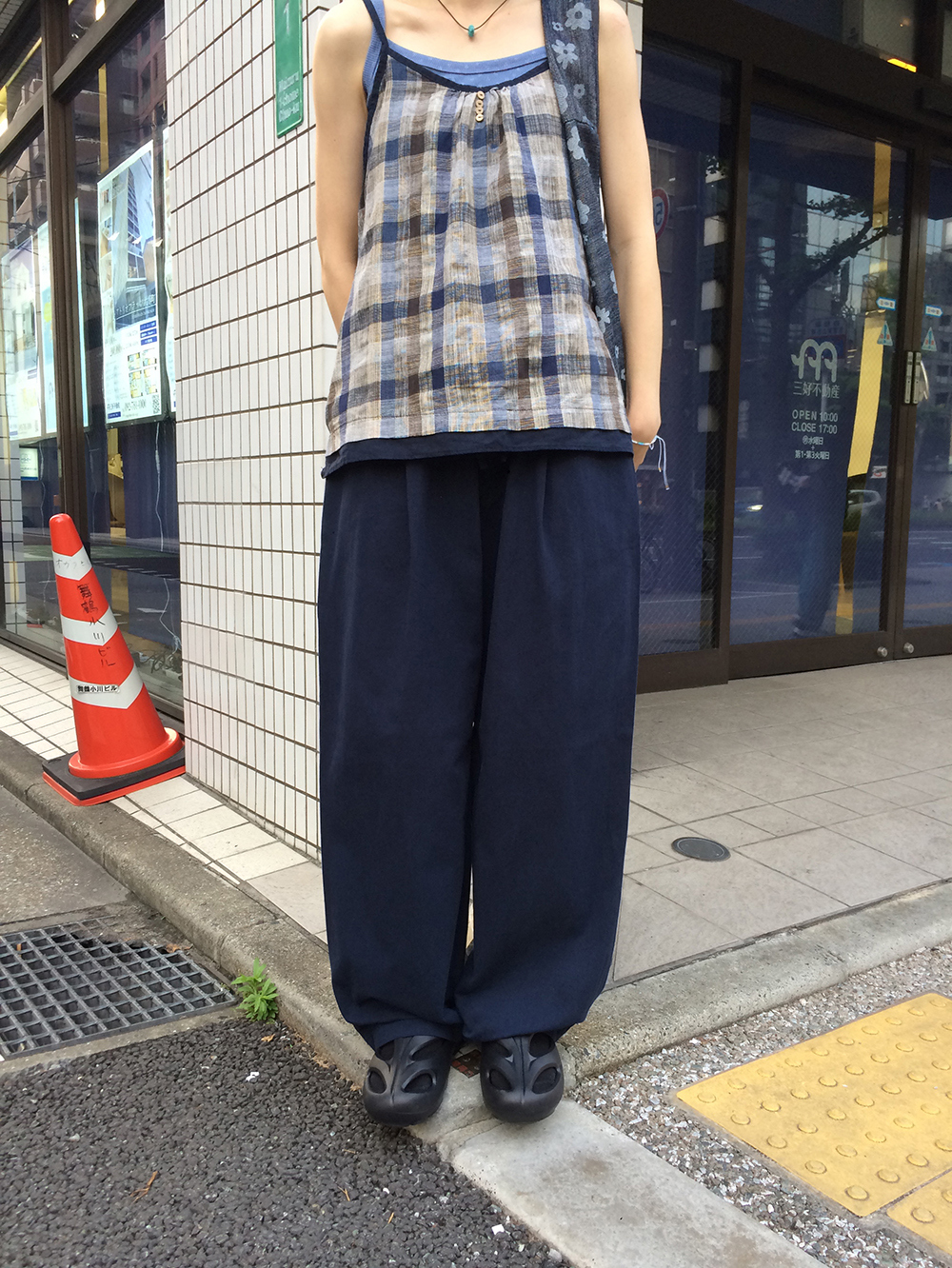 ワイドタック入りチノパンツ