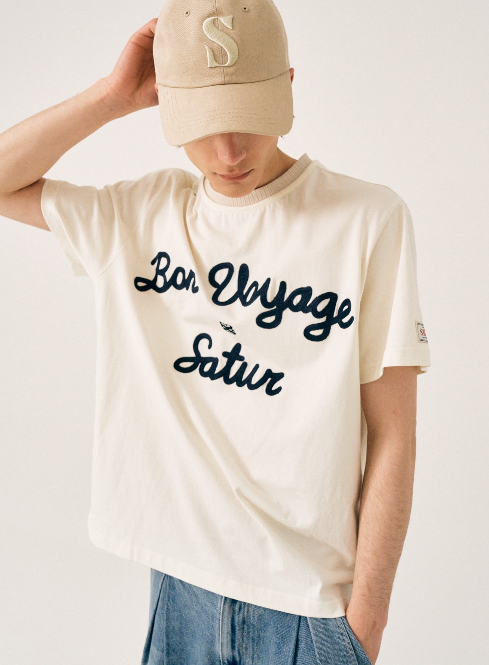 Satur Logo Voyage T-Shirt - Resort Ivory | ファッション通販