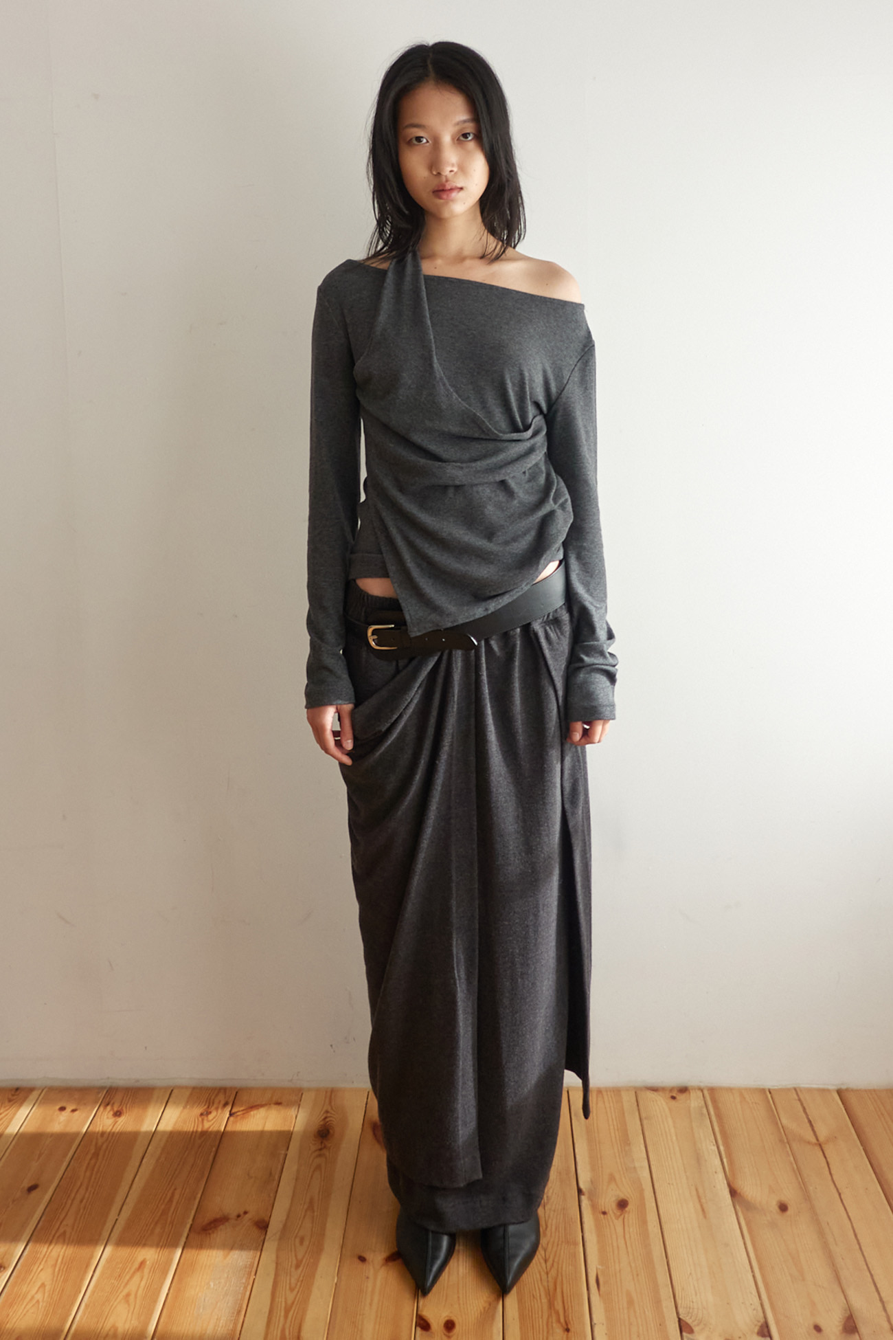 DRAPE LONG SKIRT / CHARCOAL
