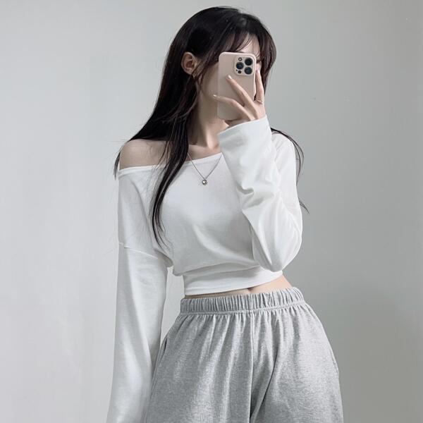 オフショルダー ブラック 長袖 トップス ギミック カップ付きストラップオフショルダー 長袖（Tシャツ/カットソー