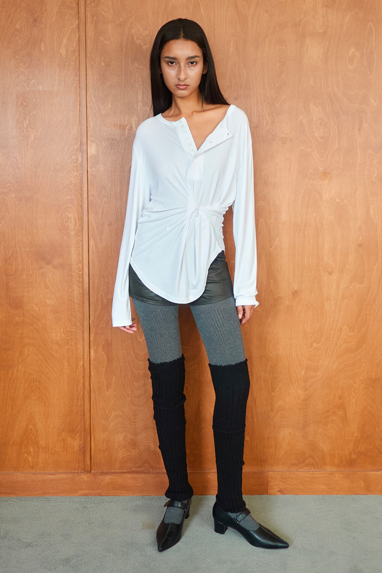 BUTTON HENLEY NECK TOP / WHITE
