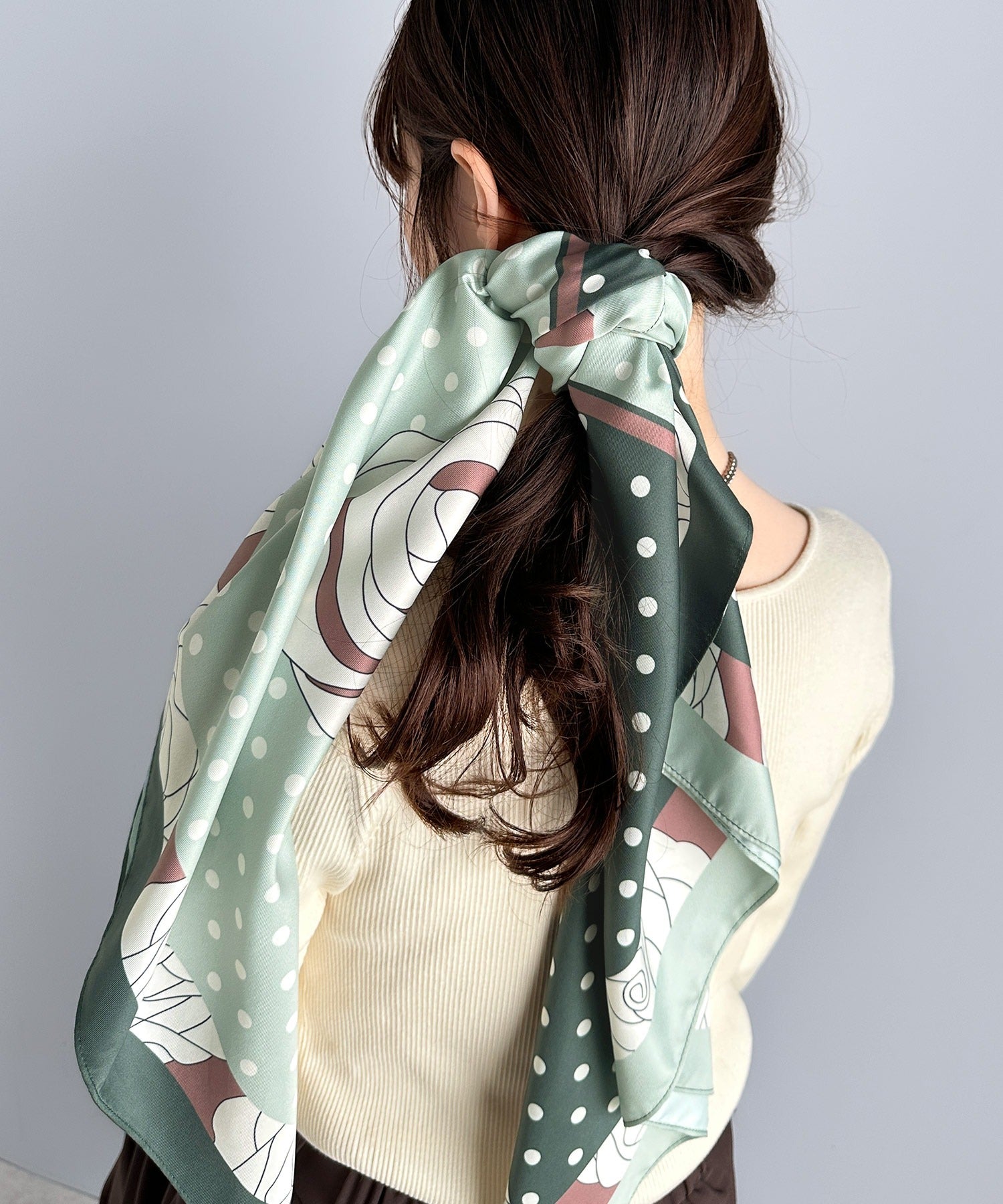上品カワイイ♪90cm×90cmパネル柄シルクライク大判スカーフ