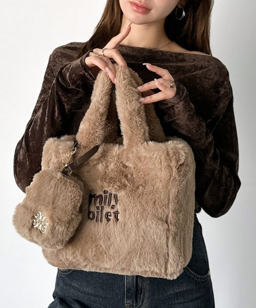 mily bilet】ふわふわのファーで魅了する。ミニポーチ付きロゴ刺繍