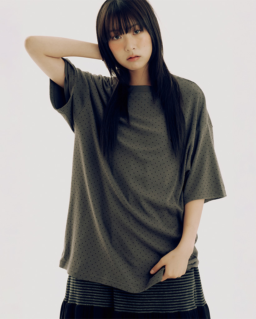 ピンドットサムシグネチャーロゴ刺繍レギュラー半袖Tシャツ [チャコール]