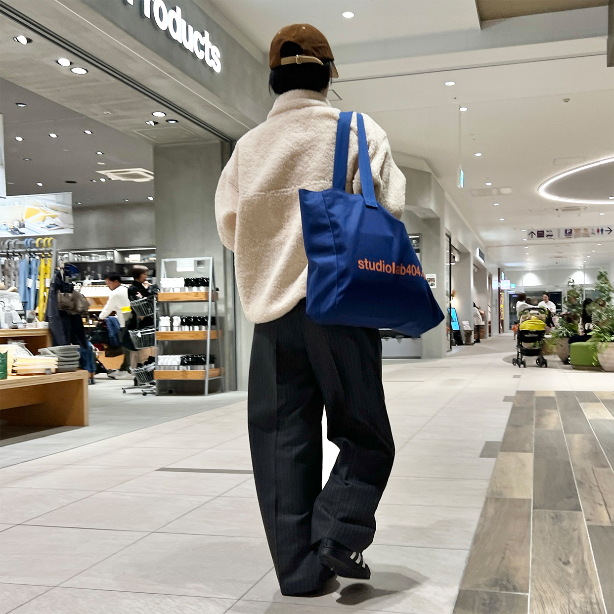 studiolab404.com トートバッグ　ネイビー studiolab404のビッグトート、大容量のサイズ感と差し色カラーで