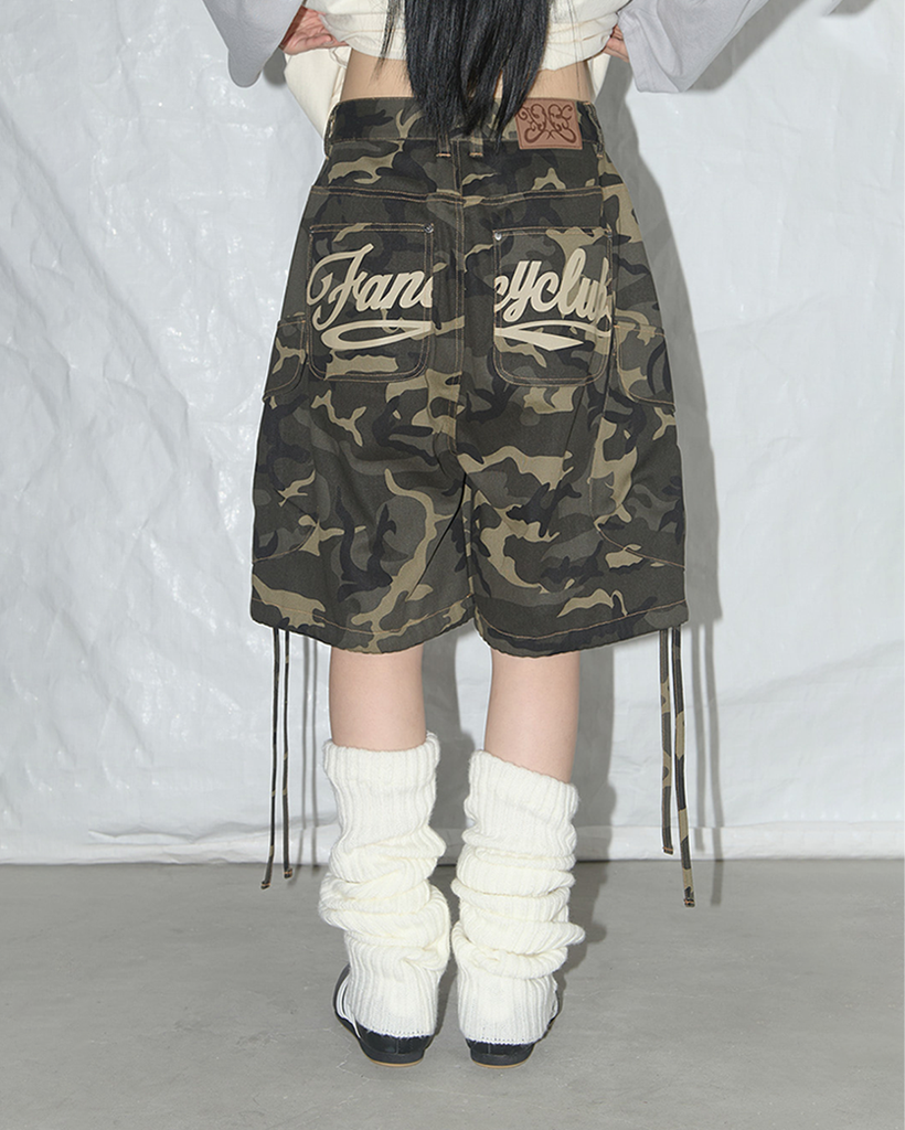 [K-POPアイドル着用] Cargo Lettering Bermuda Pants(Khaki Camo) F25QD889