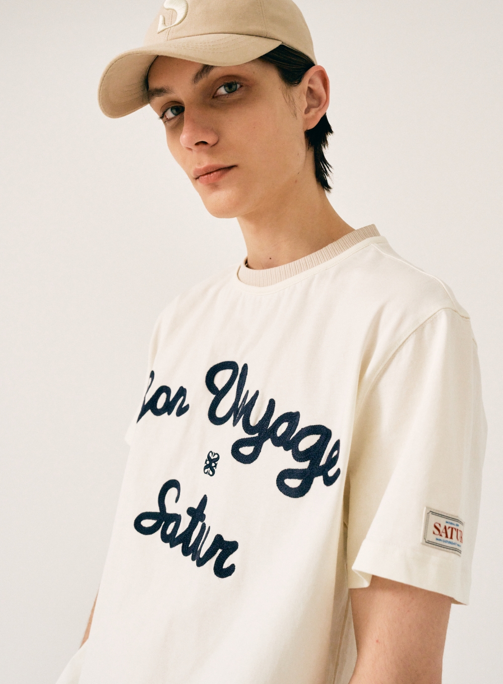【SATUR】SATUR LOGO VOYAGE T-SHIRT Satur Logo Voyage T-Shirt - Navy Pink | ファッション通販