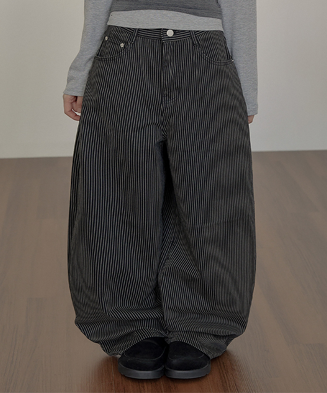 ブラックストライプバルーンデニムパンツ | ファッション通販サイト NUGU