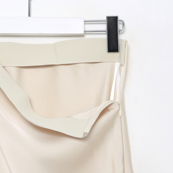 はるページ bottoms-12013 サテンロングスカート ブラック | L a v i s h G a