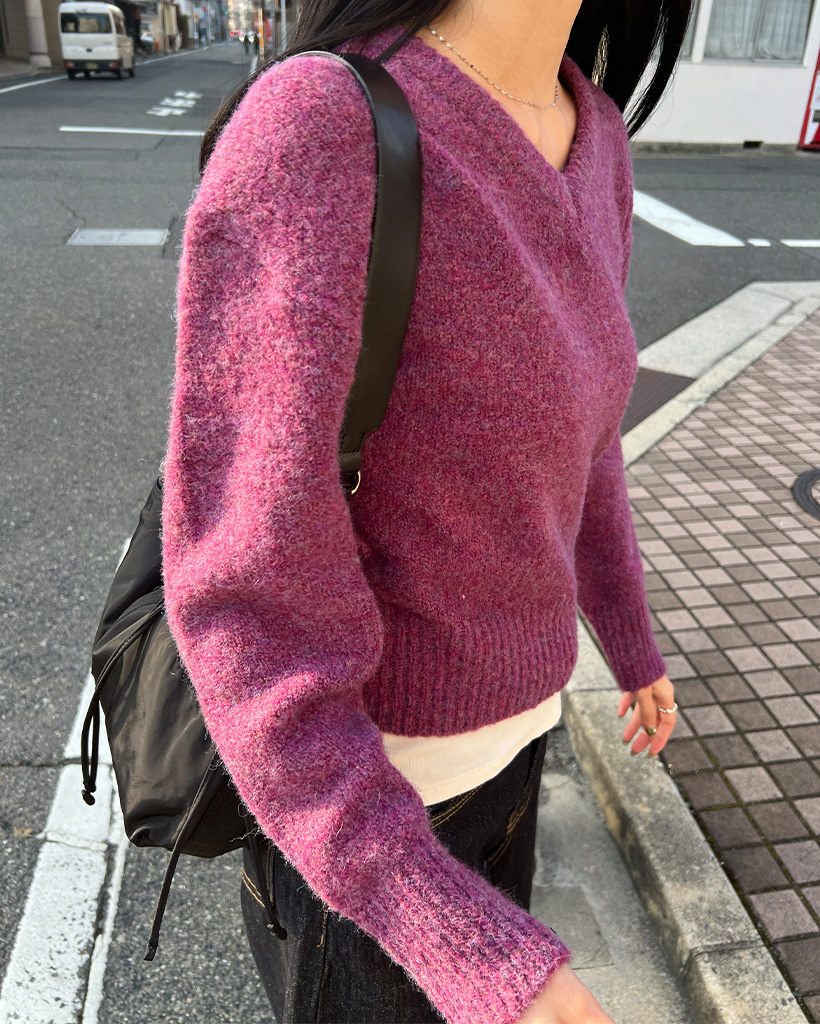 Vネックポイント長袖ニット