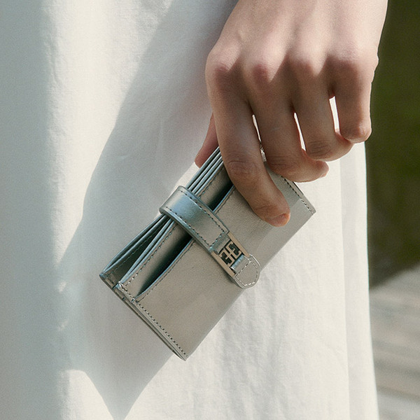 ◇FOLNUA◇ CLASSIC LOGO CARD WALLET IN SILVER FOLNUA CLASSIC LOGO CARD WALLET IN SILVER | ファッション通販