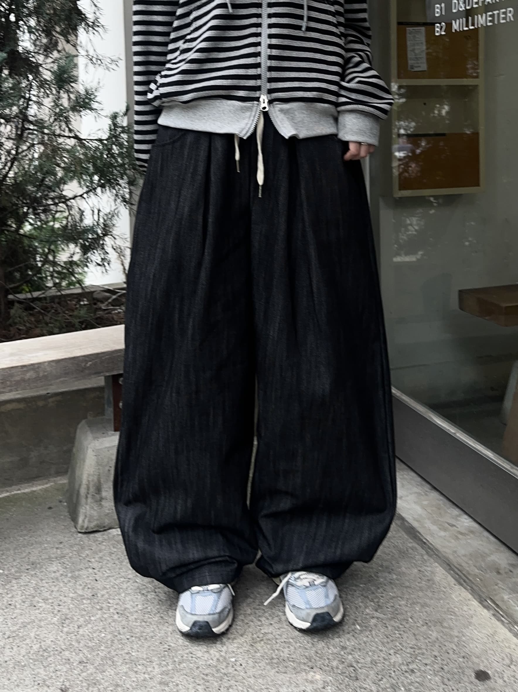 タック入りゴムバルーンデニムパンツ