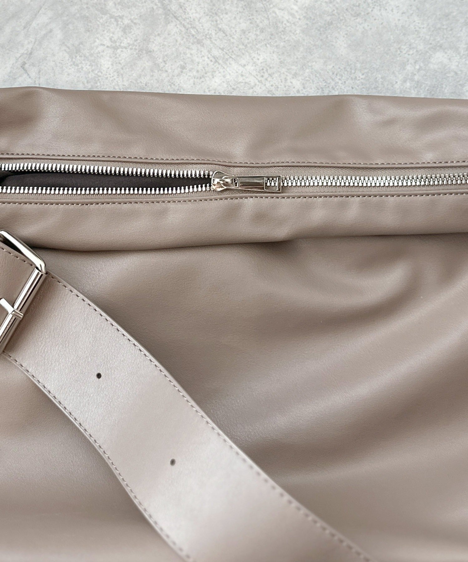 白*馬様 未使用？オービス　チェストパック 通勤、通学、旅行にもってこいの、軽やか大容量バッグ！ワイド