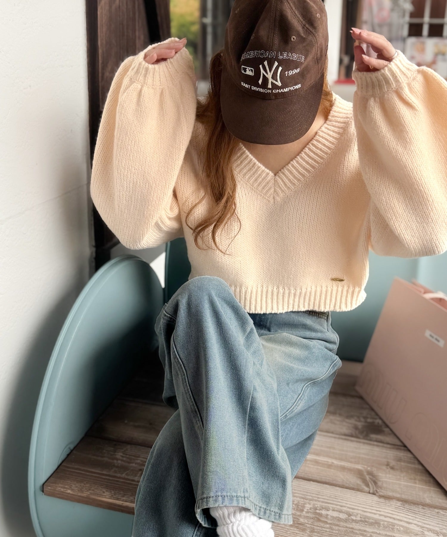 《AYA×クラシカルエルフコラボ》ふんわり可愛く、きらっと上品。プレート付きクロップドローゲージVネックニット（長袖） ce1010523