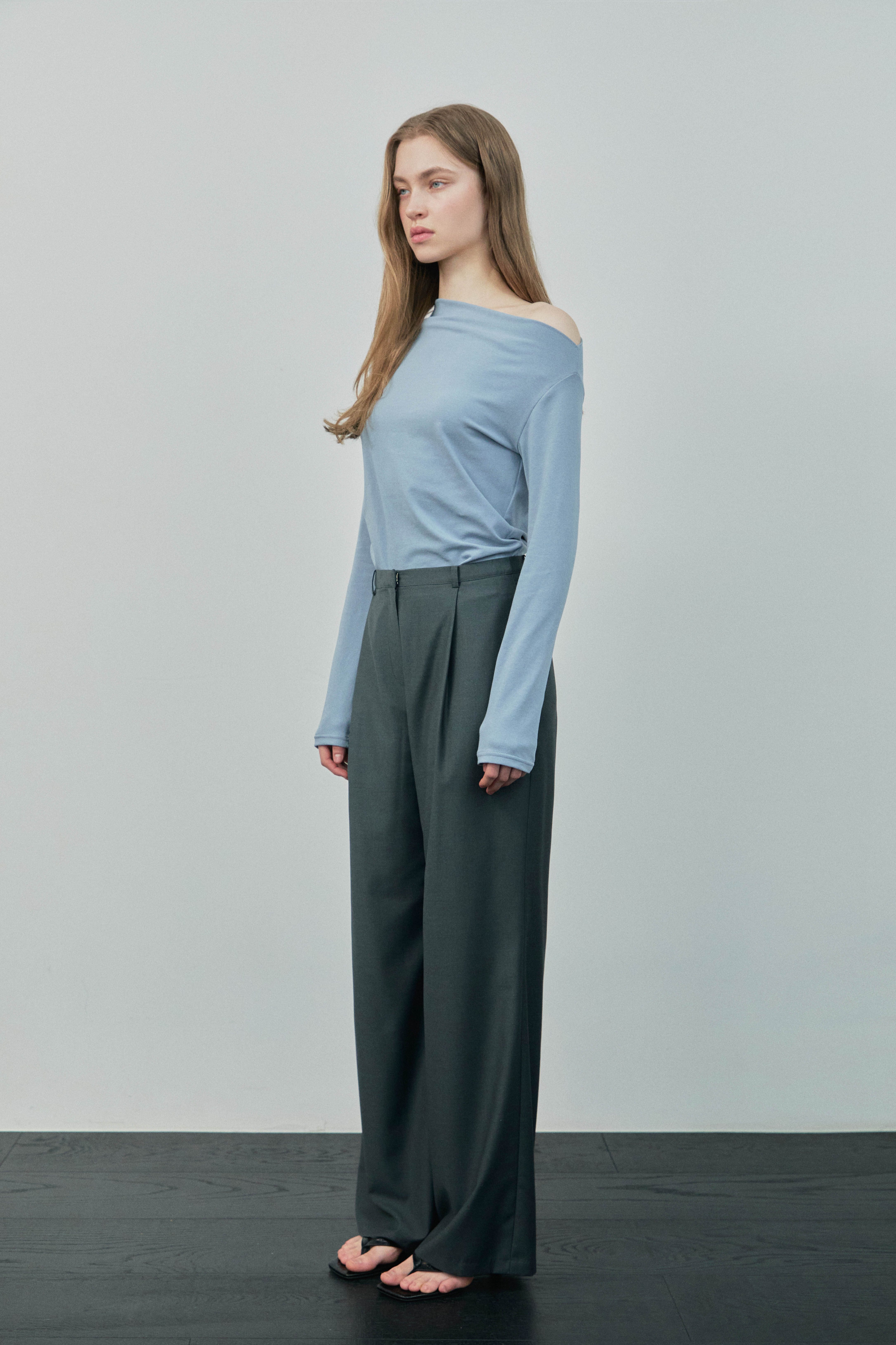 ONE-TUCK WIDE TROUSERS / CHARCOAL | ファッション通販サイト NUGU