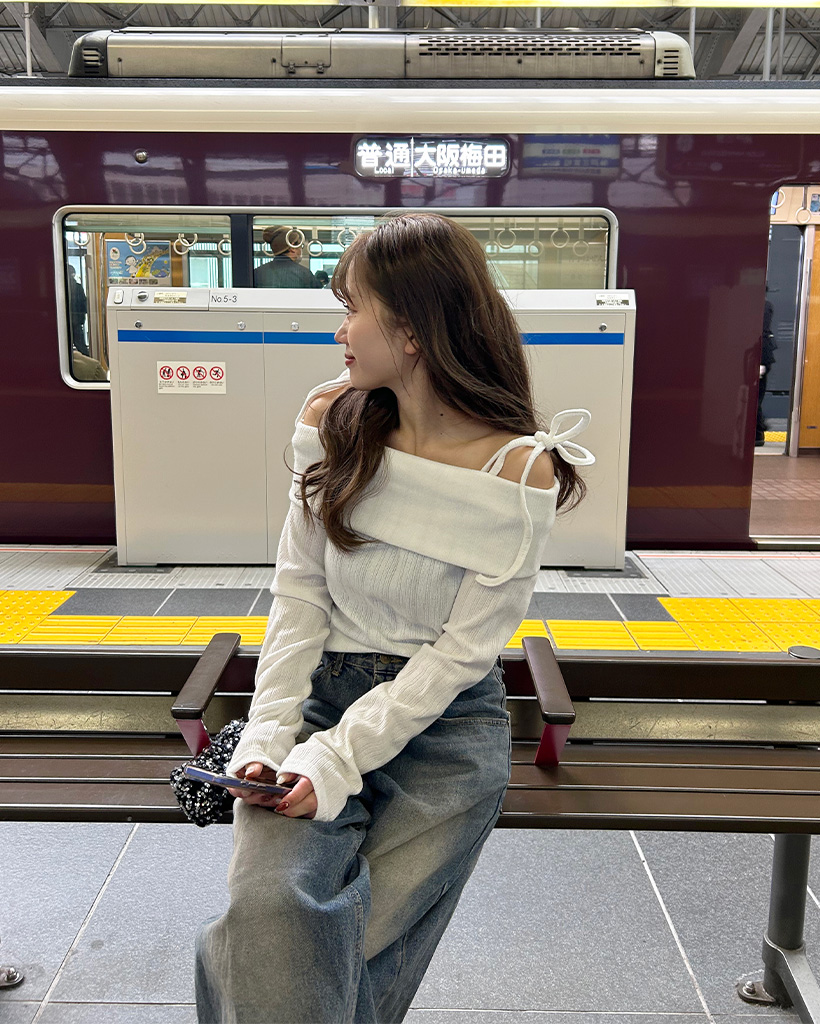 オフショルダーリボン付きニット SNIDEL（スナイデル）の「【WEB限定】オフショルダーリボン