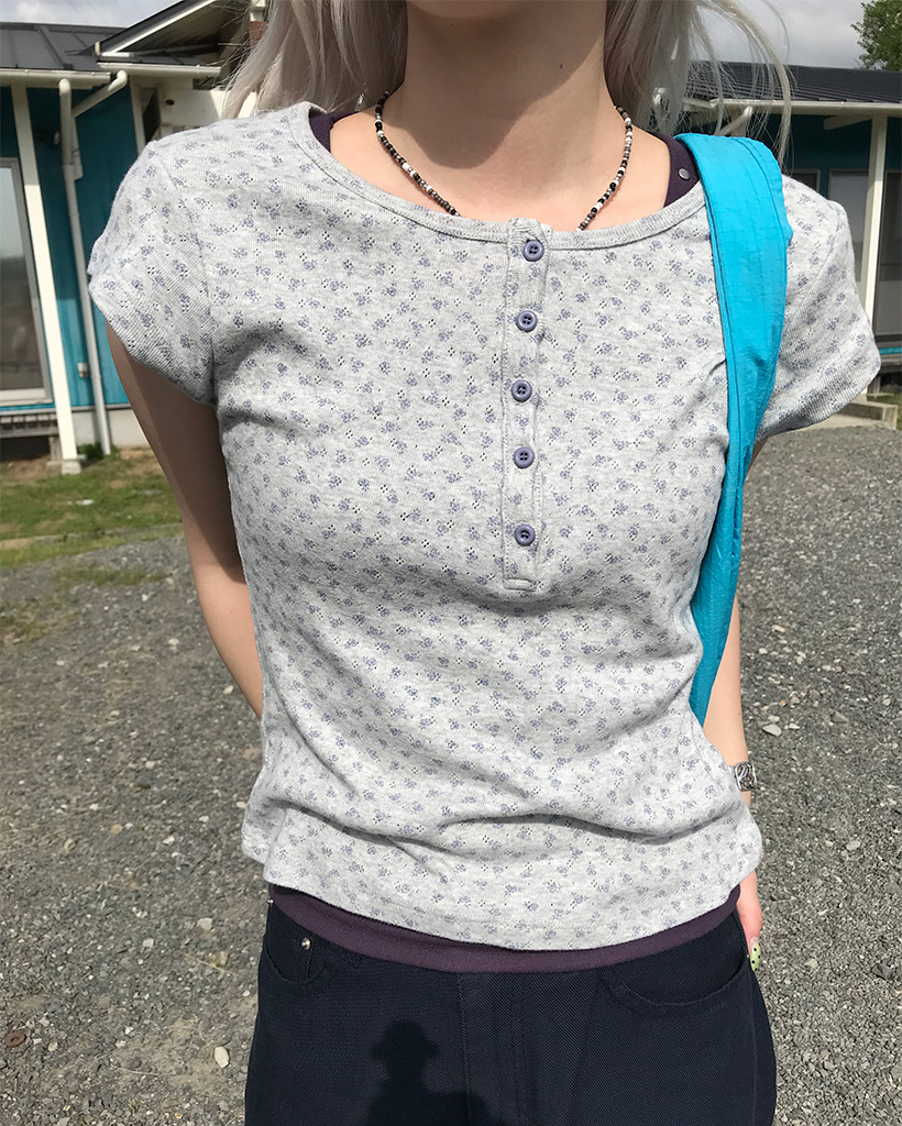 フラワーパンチングボタン半袖Tシャツ