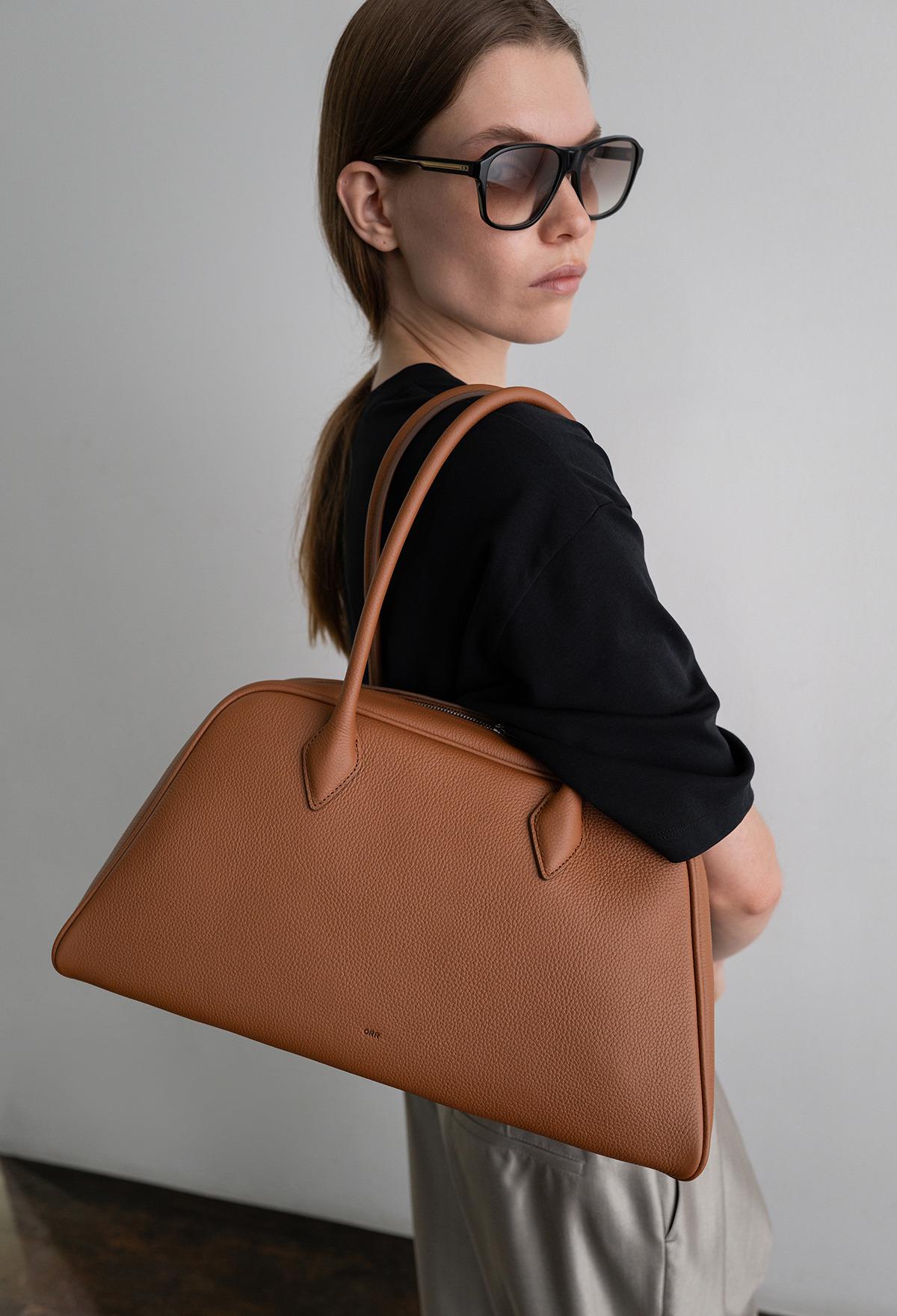 [nugu限定商品] Curvy Bag Medium - Camel M