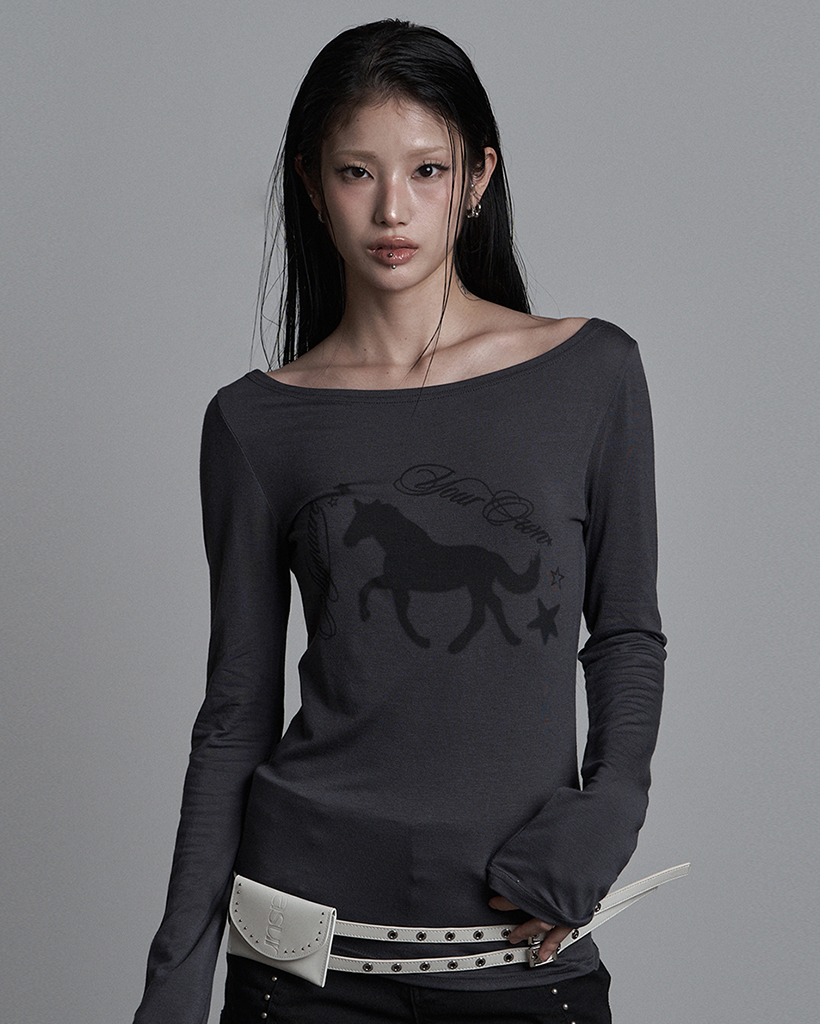 HORSE BOAT NECK LONG SLEEVE CHARCOAL