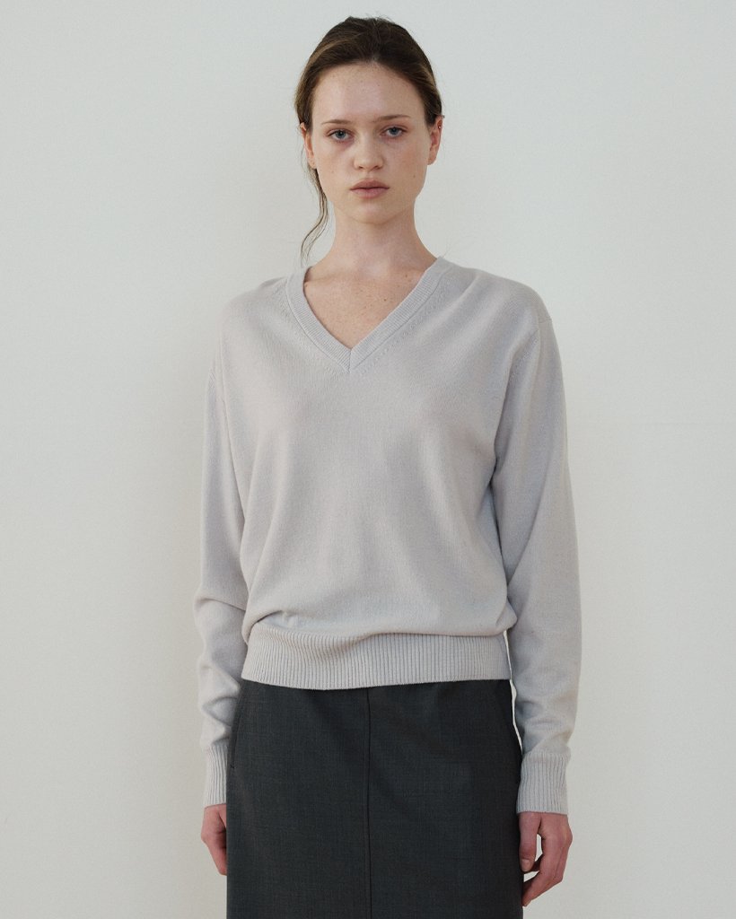 Serene V-neck Knit_Silver Gray