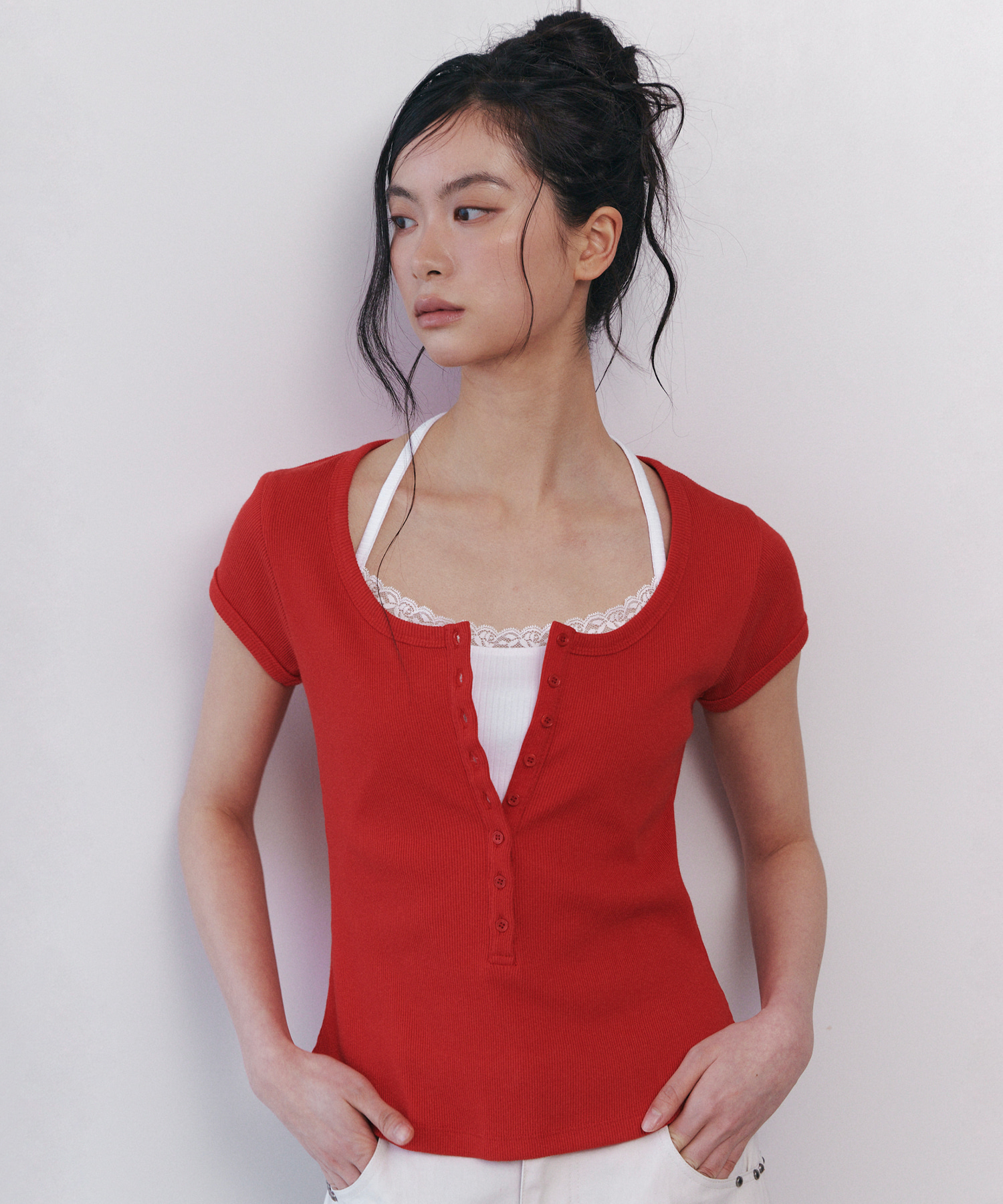 C SCOOP NECK BUTTON FRONT T-SHIRT_RED | ファッション通販サイト NUGU