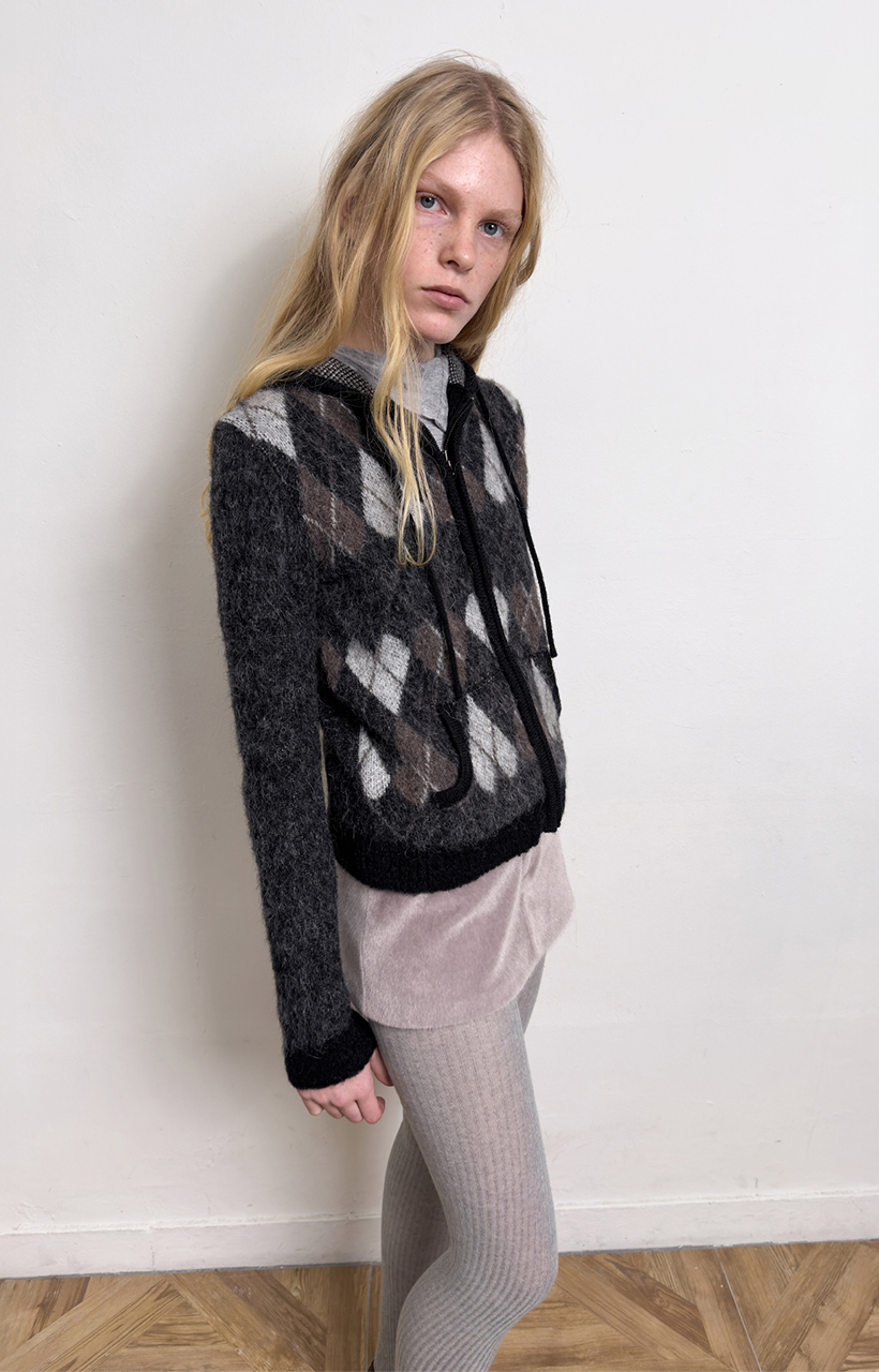 [KEI x DIAGONAL] HEART ARGYLE JACQUARD HOOD ZIP UP (black)