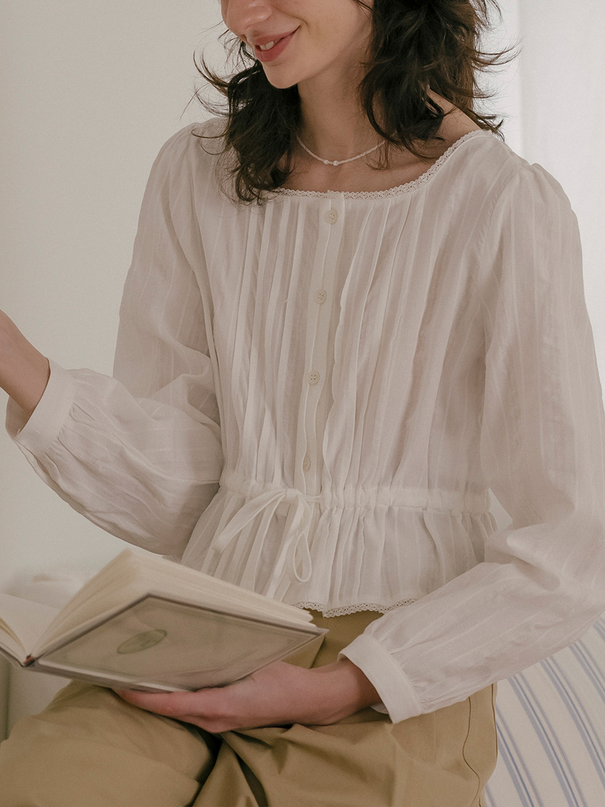 Ribbon shirring crop blouse_Ivory