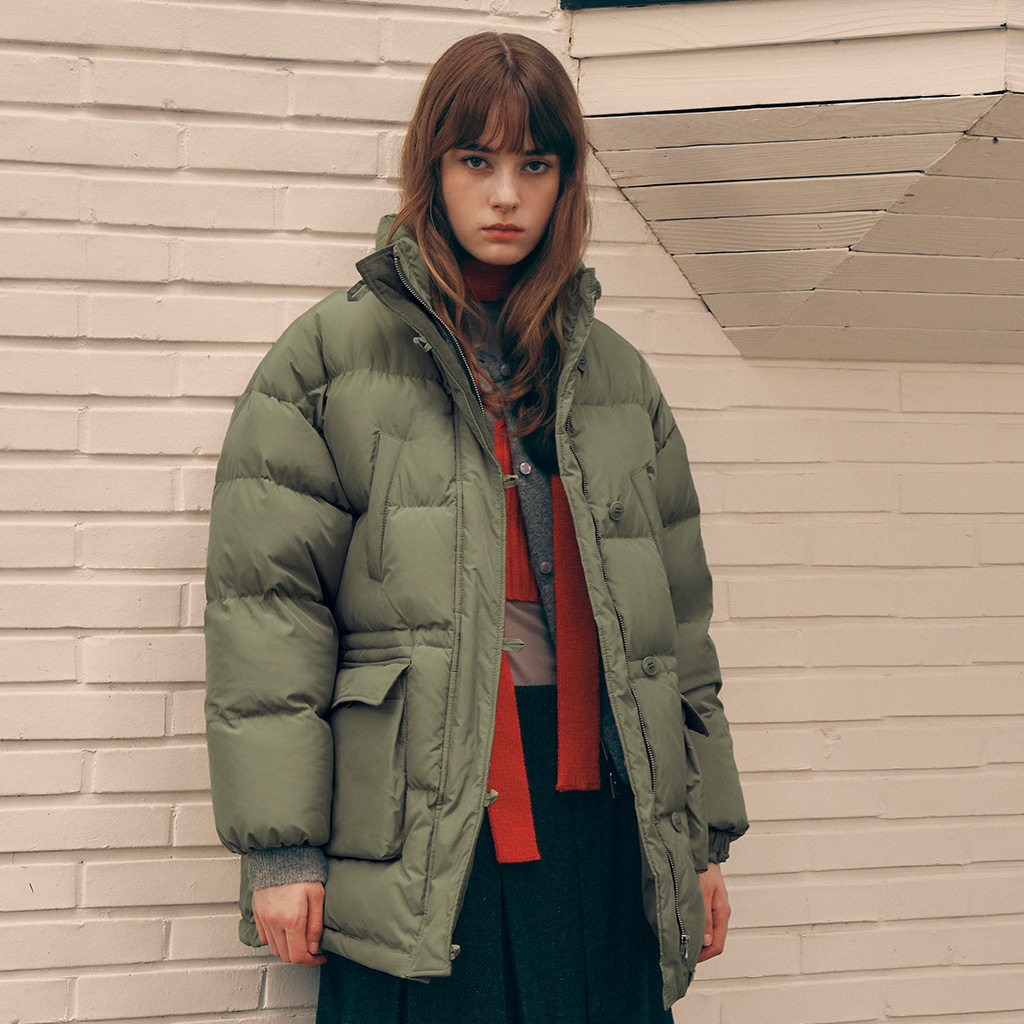 HIGH NECK DOWN MIDI PADDING KHAKI