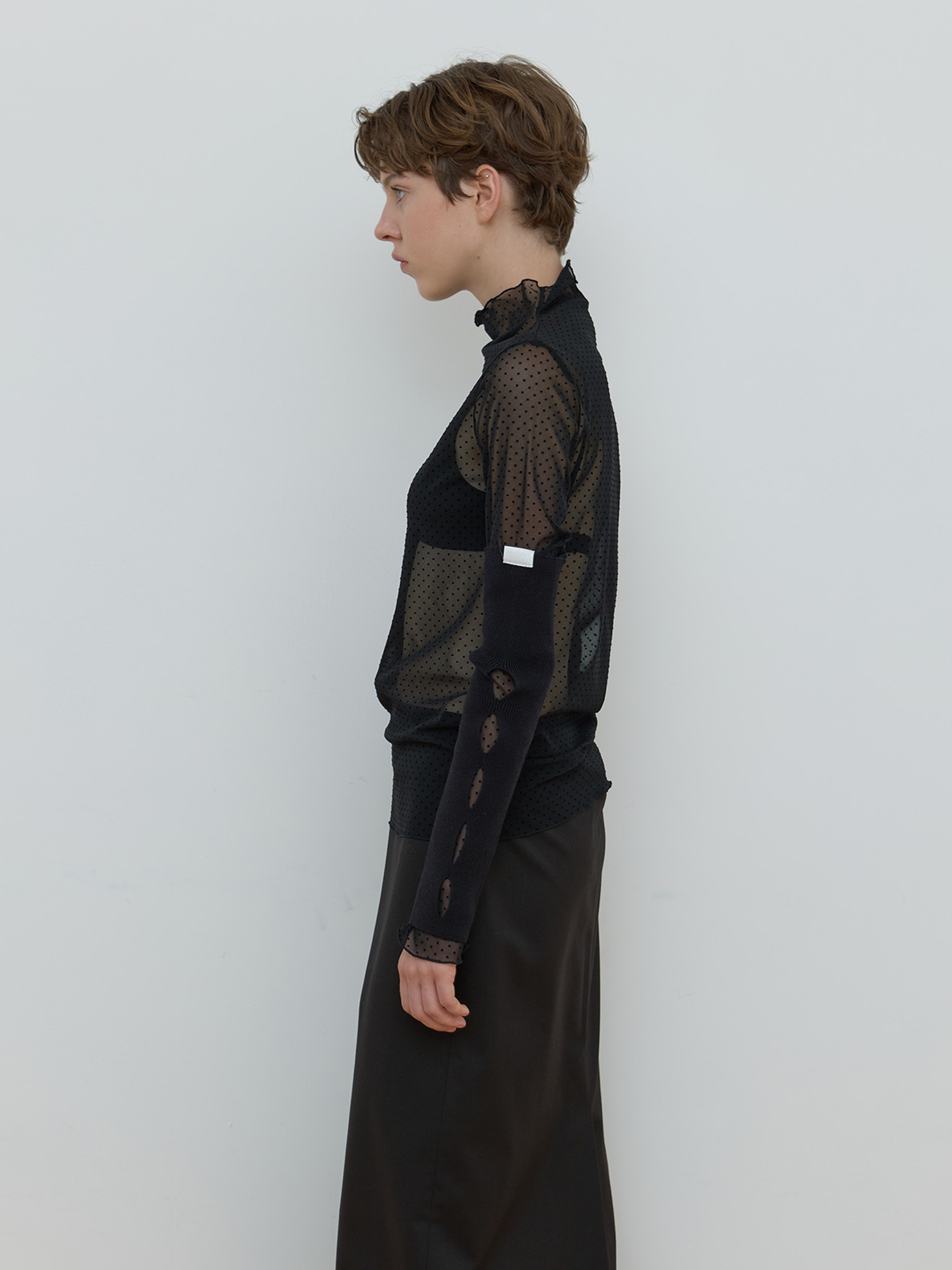 HOLE DETAIL HAND WARMER_BLACK