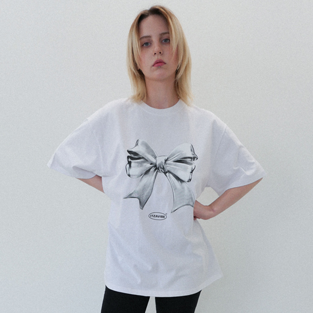 ◆24SS ITZAVIBE RIBBON LOGO T SHIRT/3色◆ METALLIC RIBBON LOGO T SHIRT - WHITE | ファッション通販