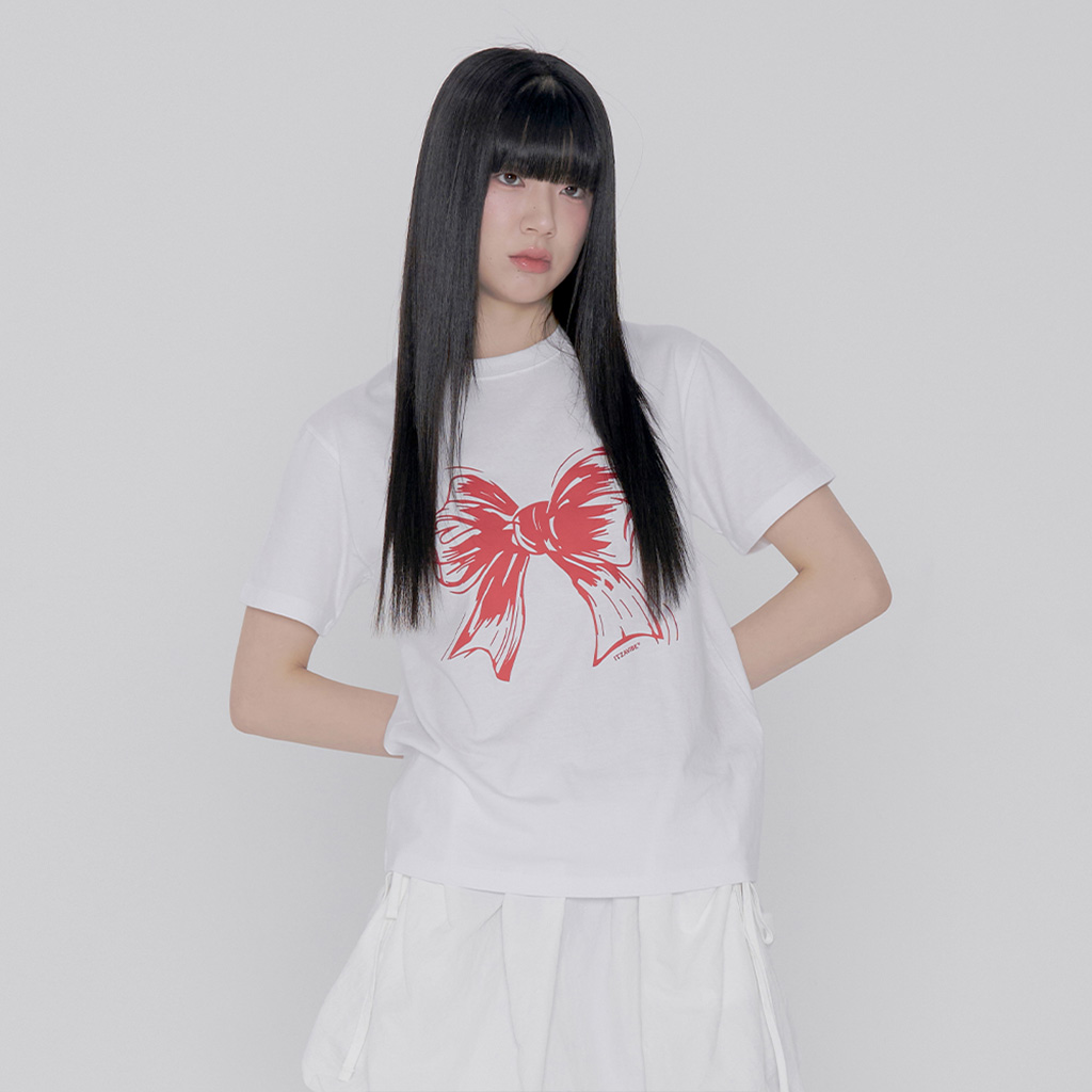 [K-POPアイドル着用] RIBBON LOGO SLIM FIT T SHIRT - WHITE