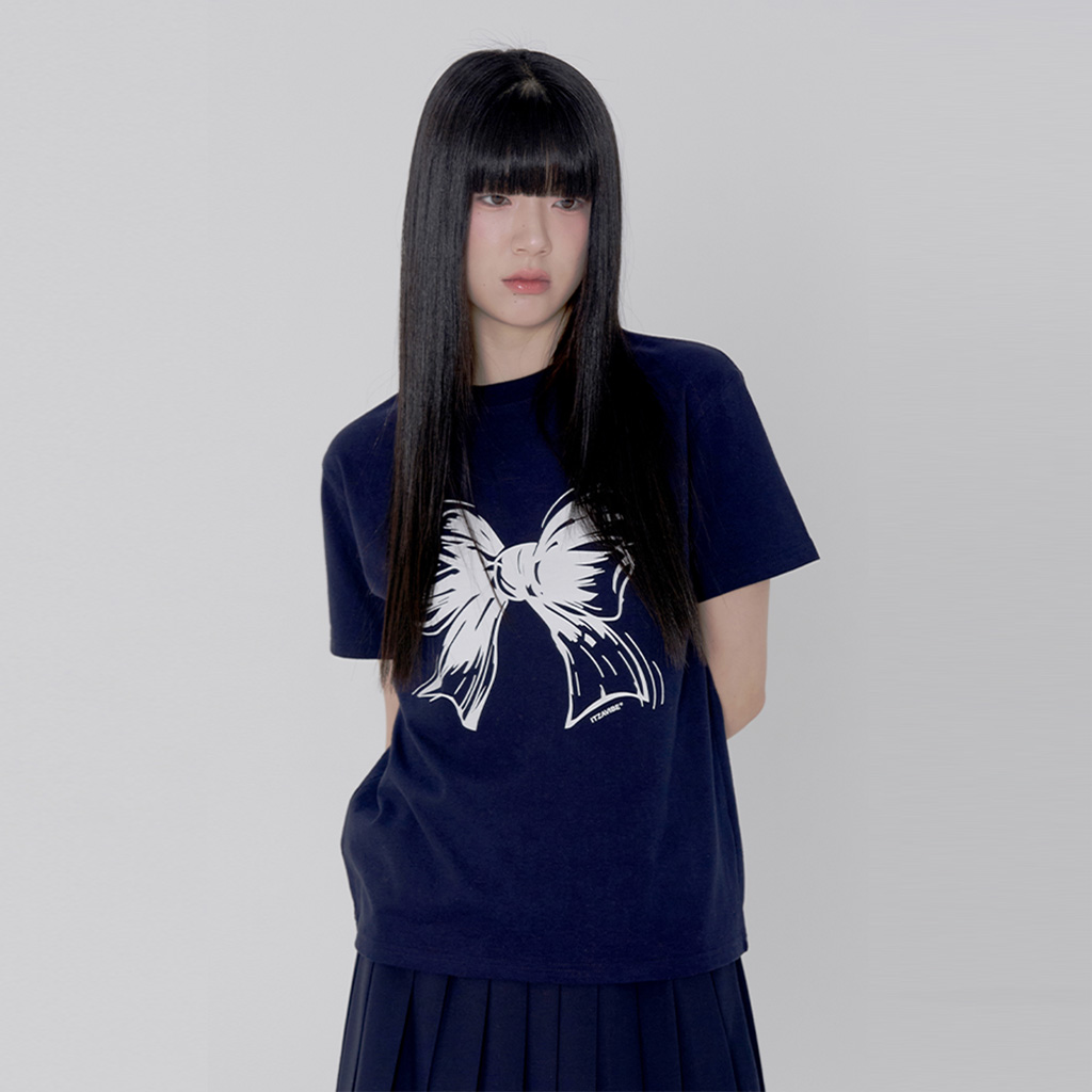 [K-POPアイドル着用] RIBBON LOGO SLIM FIT T SHIRT - NAVY